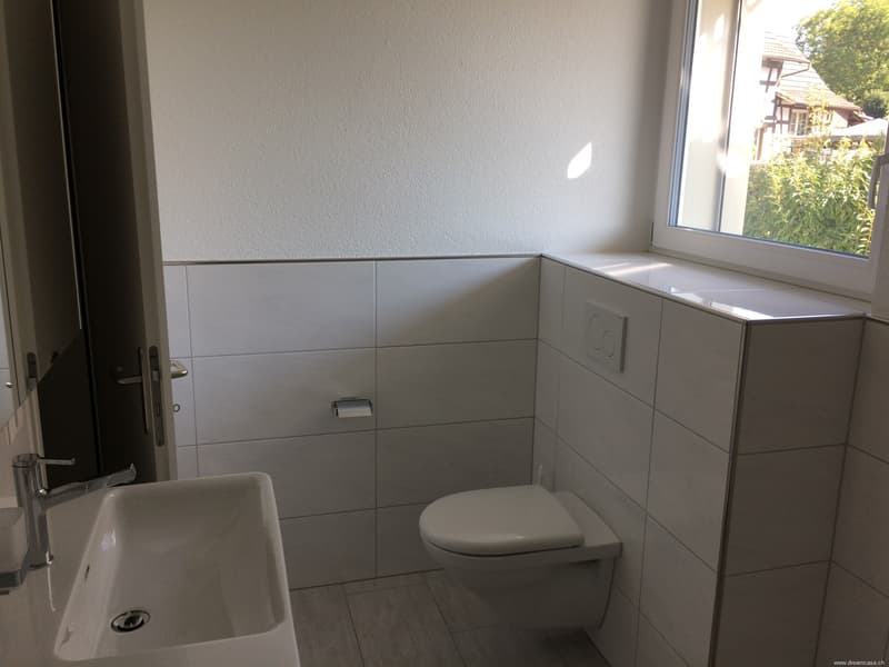 Badezimmer mit Badewanne, Lavabo und WC