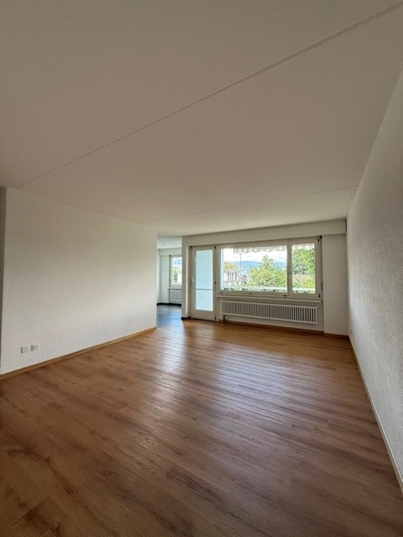 Wohnzimmer mit Zugang Balkon