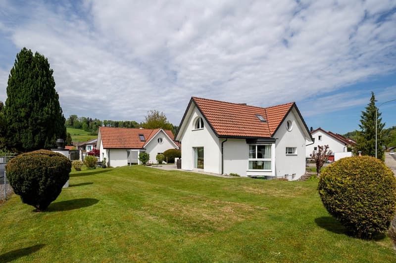 Freistehend, kinderfreundlich und mit grossem Garten (1)
