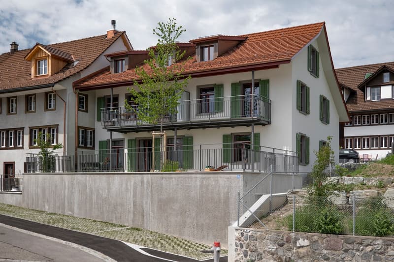 Aussergewöhnliche Wohnung mit Gartensitzplatz im Dorfkern von Adetswil (1)