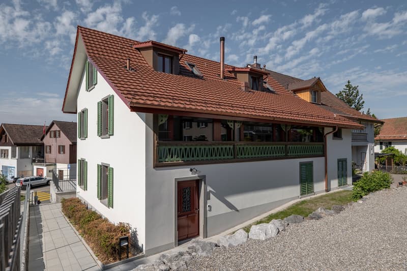 Aussergewöhnliche Wohnung mit Gartensitzplatz im Dorfkern von Adetswil (2)