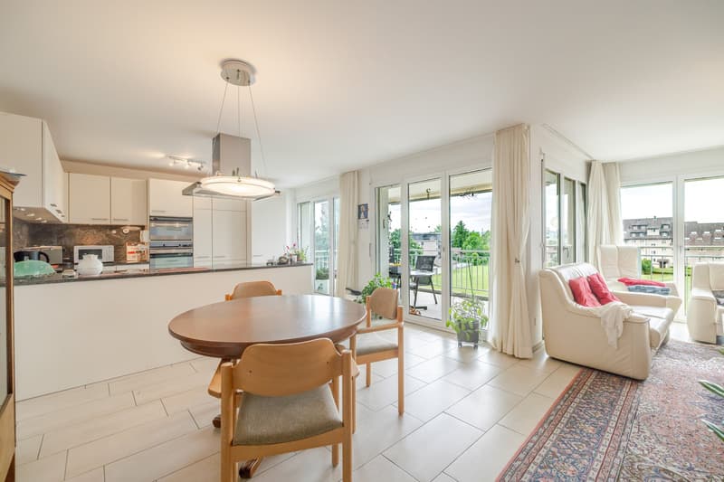 Zentral gelegene 4.5-Zimmer-Wohnung mit schöner Aussicht (2)