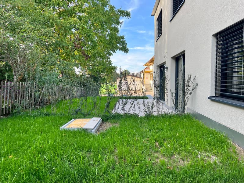 Überdachter Sitzplatz - Die Pergola-Überdachung wird noch erstellt und ist auf den aktuellen Fotos deshalb noch nicht ersichtlich. Die Bilder zeigen den aktuellen Bau- bzw. Ausbaustand.