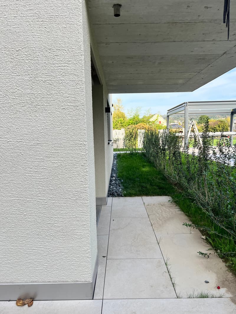 Sitzplatz um die Ecke (überdacht)