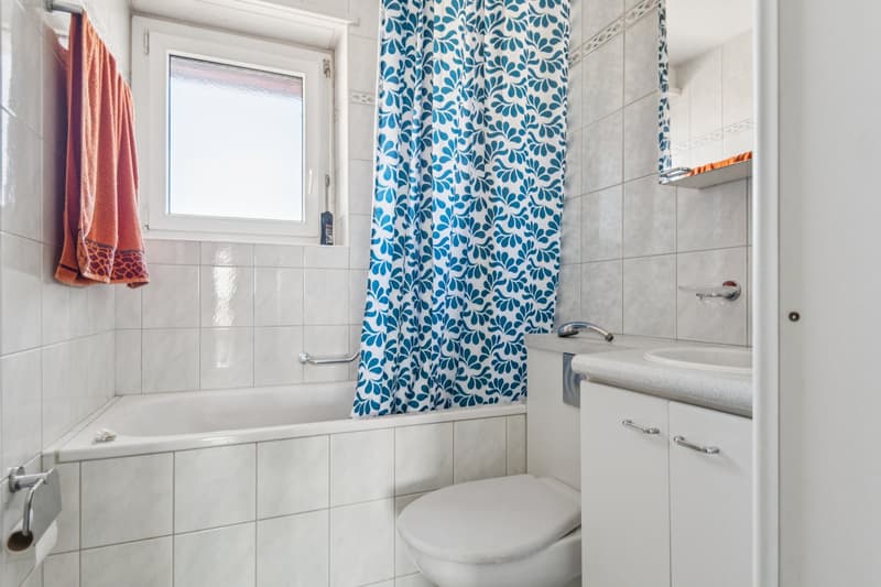 Bathtub, sink, toilet, towel, curtain