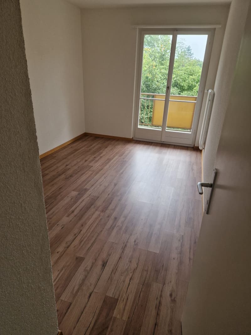 empty room, wooden floor, sliding glass door, balcony, white walls
