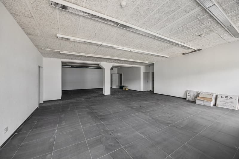 The commercial space directly on the highway in the Aspen Center! (3)