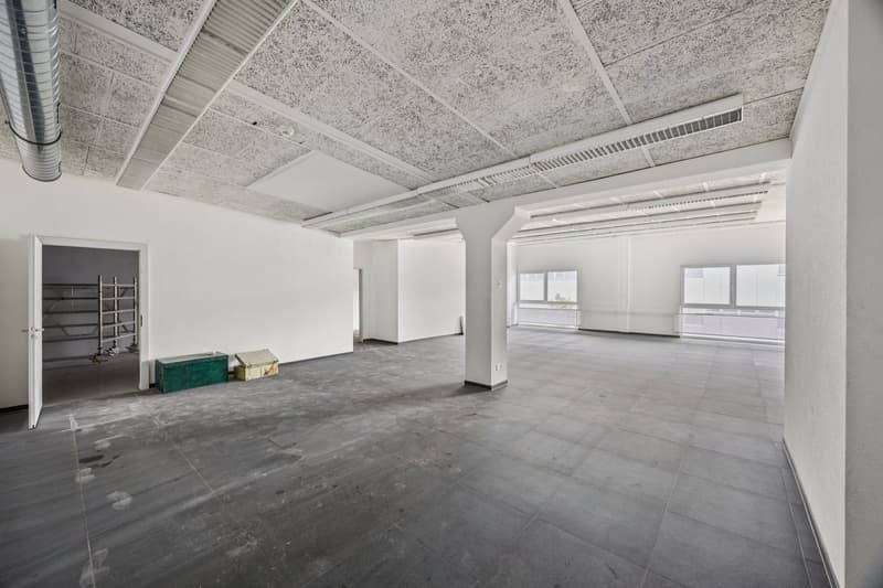 The commercial space directly on the highway in the Aspen Center! (4)