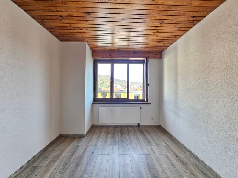empty room, wooden ceiling, white walls, wooden floor, window with view