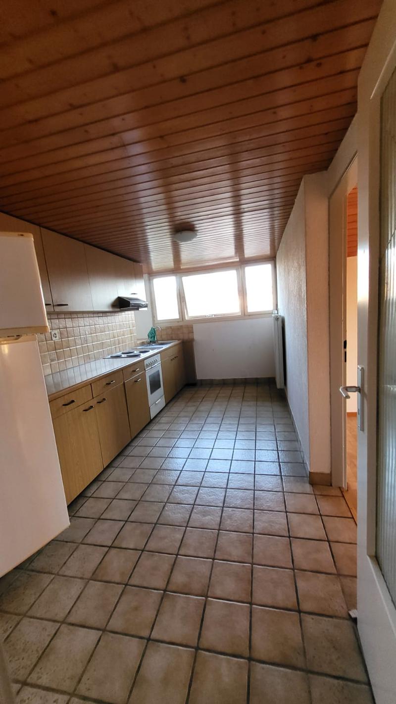 kitchen with refrigerator, kitchen cabinets, stove, sink, windows