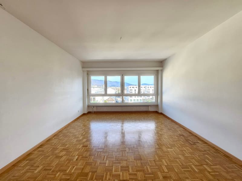 empty room, white walls, wooden parquet floor, large windows