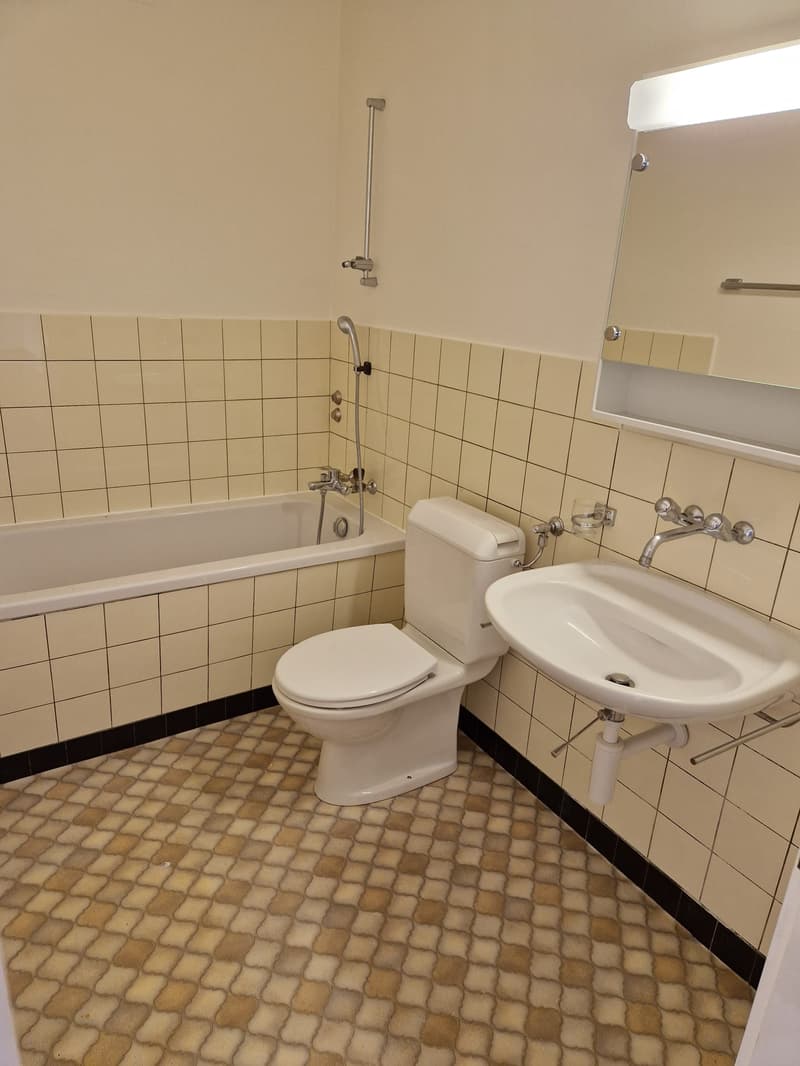 Bathroom: Toilet, sink, bathtub, tiled walls, white color scheme, silver fixtures
