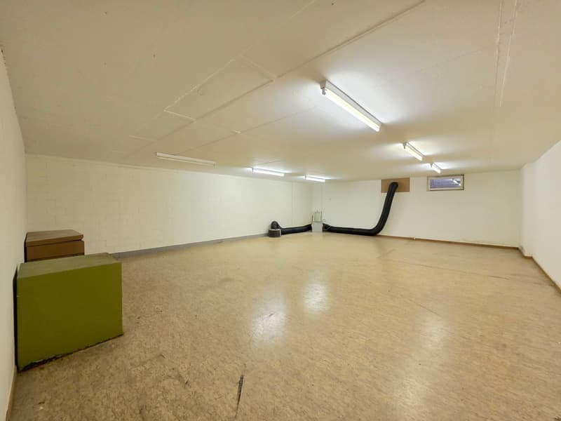 Salle de loisirs / Salle de bricolage à louer à Biel – 65 m² au sous-sol (2)