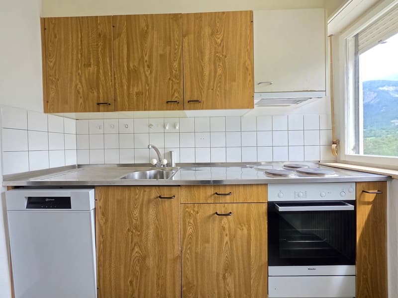 Charming 4-room apartment with balcony and mountain view in Thusis (2)