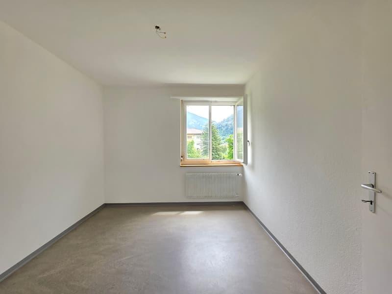 Charming 4-room apartment with balcony and mountain view in Thusis (13)