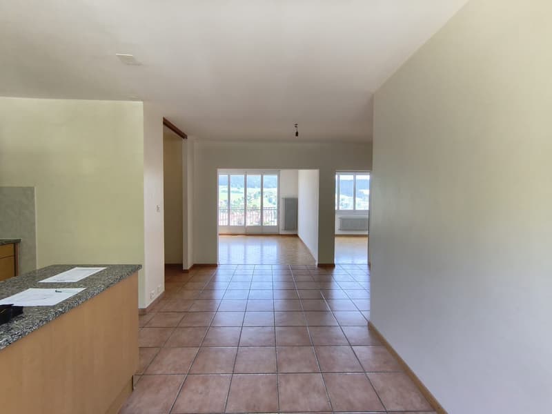 Appartement entièrement repeint lumineux de 3 pièces avec vue, au 4ème étage à Le Locle (7)