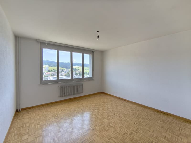 Appartement entièrement repeint lumineux de 3 pièces avec vue, au 4ème étage à Le Locle (16)