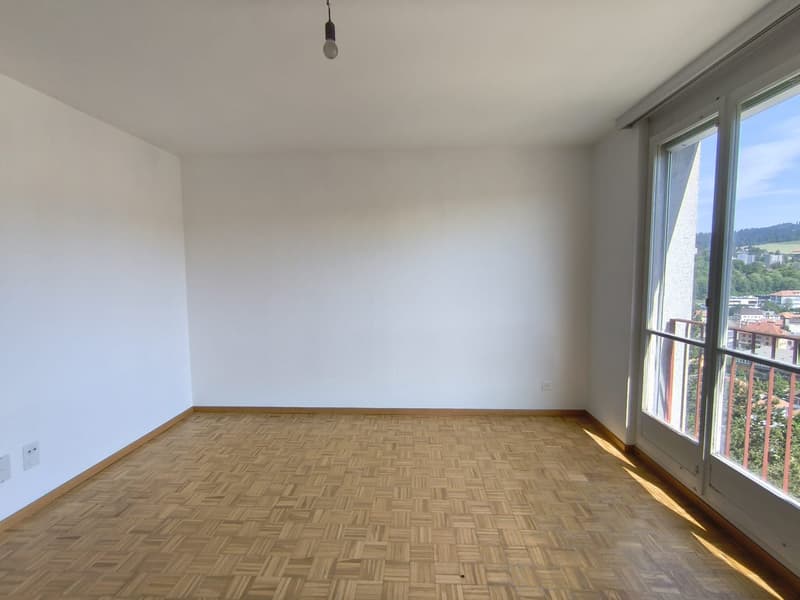 Appartement entièrement repeint lumineux de 3 pièces avec vue, au 4ème étage à Le Locle (13)