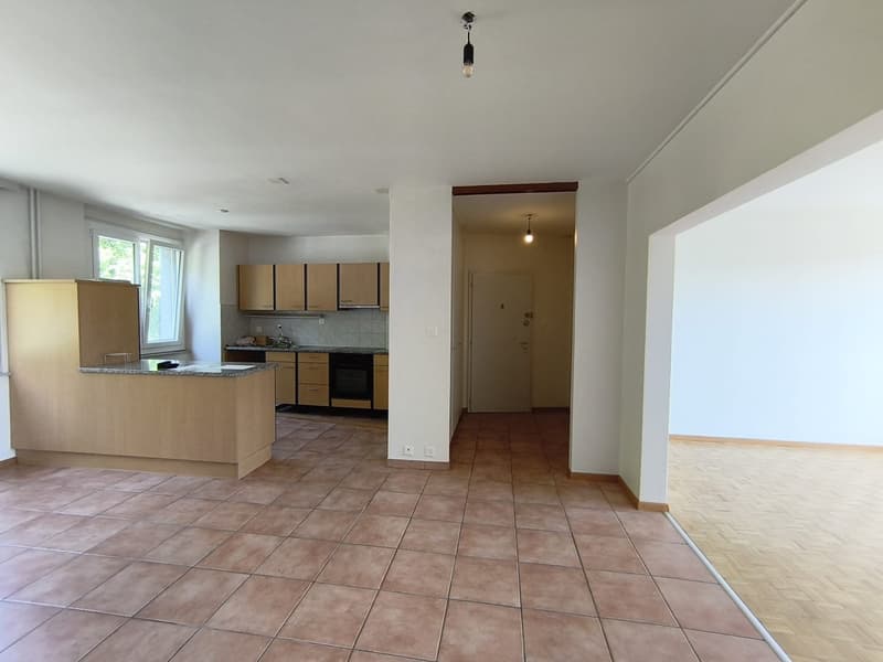 Appartement entièrement repeint lumineux de 3 pièces avec vue, au 4ème étage à Le Locle (1)