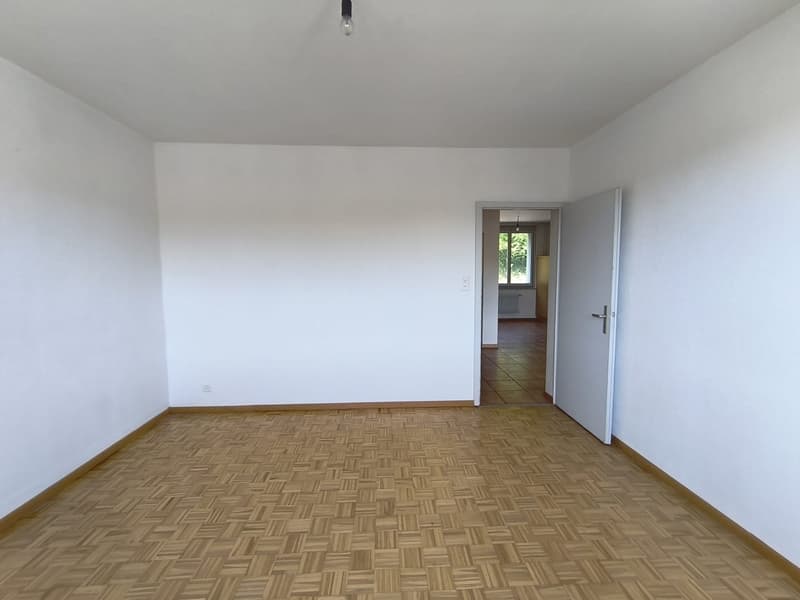 Appartement entièrement repeint lumineux de 3 pièces avec vue, au 4ème étage à Le Locle (19)