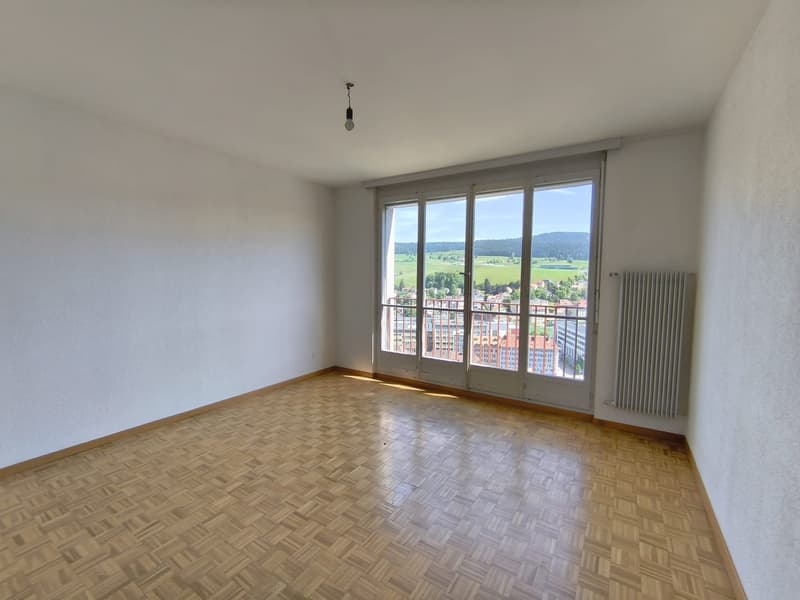 Appartement entièrement repeint lumineux de 3 pièces avec vue, au 4ème étage à Le Locle (11)