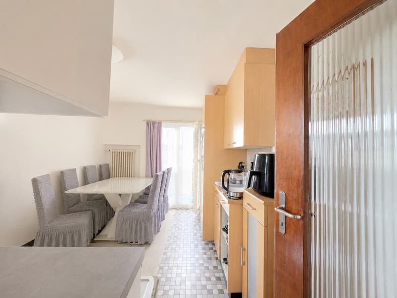 Ampio appartamento di 4.5 locali con balcone in zona tranquilla in affitto (2)
