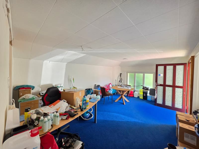 Praktisches Laden-/Bürolokal mit grosszügiger Fensterfront (3)