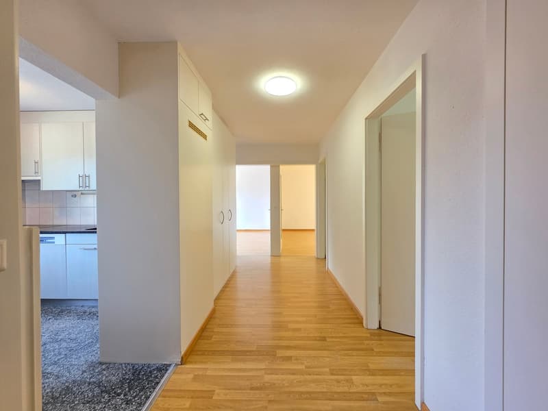 Gemütliche 4-Zimmer-Wohnung mit Balkon und Aussicht auf die Emme! (12)