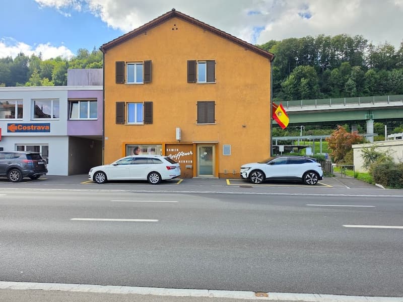 Attraktives Gewerbelokal für Coiffeur oder Detailhandel zu vermieten! (1)