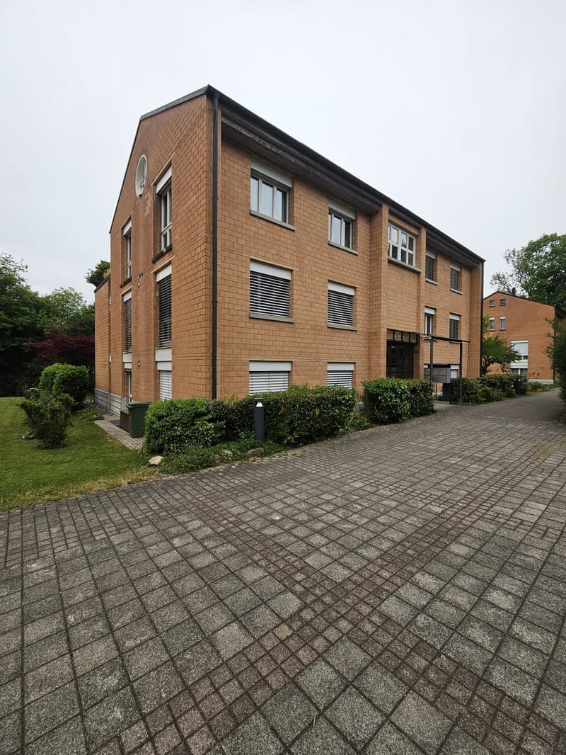 Gut gepflegte 4.5 Zimmerwohnung mit Balkon und schöner Aussicht! (1)