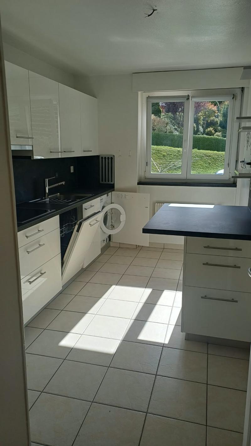 Lumineux appartement de 4 pièces avec balcon! (2)