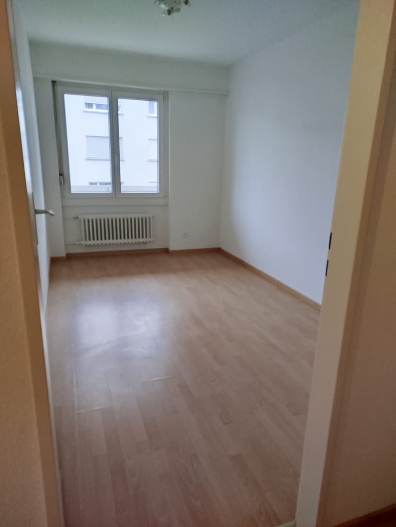 Gepflegte und grosszügige 3.5 Zwg per sofort zu vermieten (6)