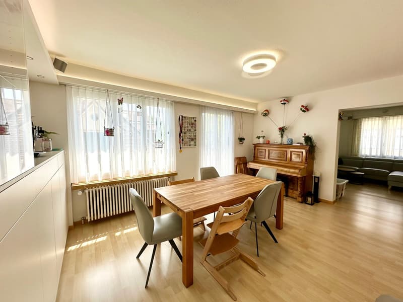 Charmant appartement 4 pièces dans un immeuble ancien avec balcon à Zürich-Oerlikon (2)