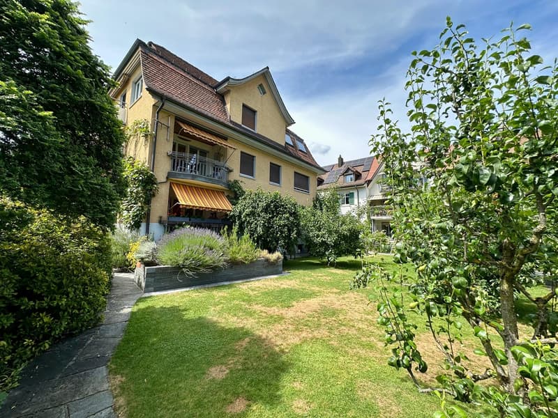 Stilvolle 4-Zimmer-Altbauwohnung mit Balkon in Zürich-Oerlikon (2)