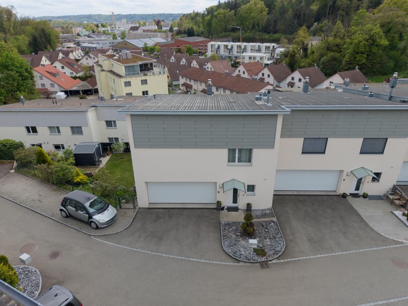 Doppelgarage und 3 Parkplätze
