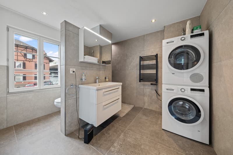 Badezimmer mit Dusche und Waschturm im 1.OG