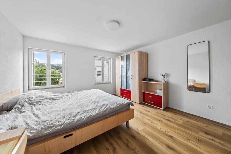 Schlafzimmer mit elekr. Lamellenstoren im 1.OG