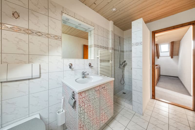 Badezimmer mit Dusche im DG