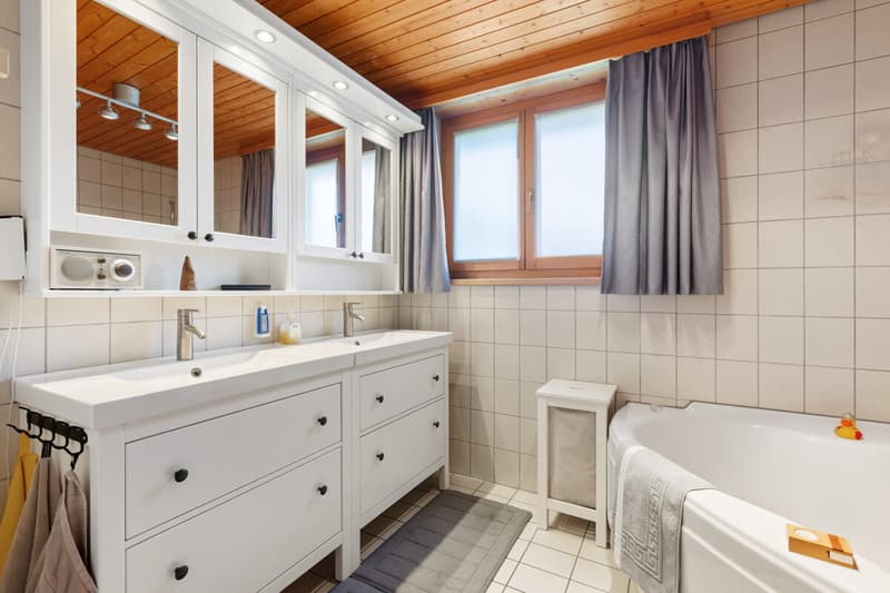 Badezimmer mit Eckbadewanne und Tageslicht