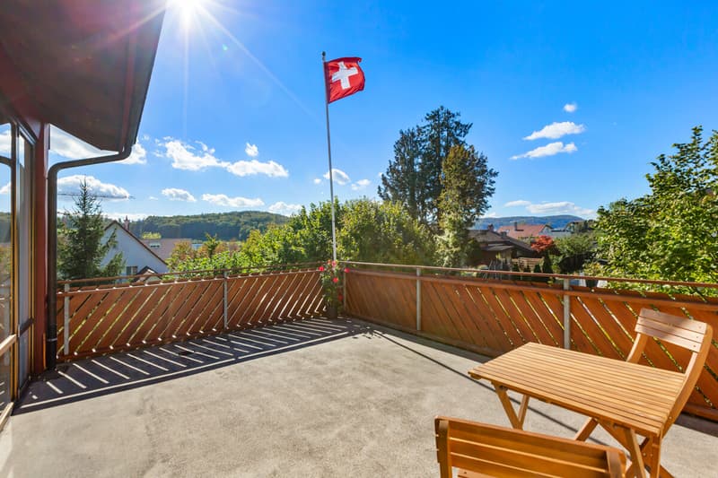 Sonnige Terrasse mit Weitsicht