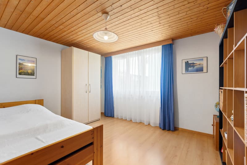 Schlafzimmer mit Laminatboden im OG