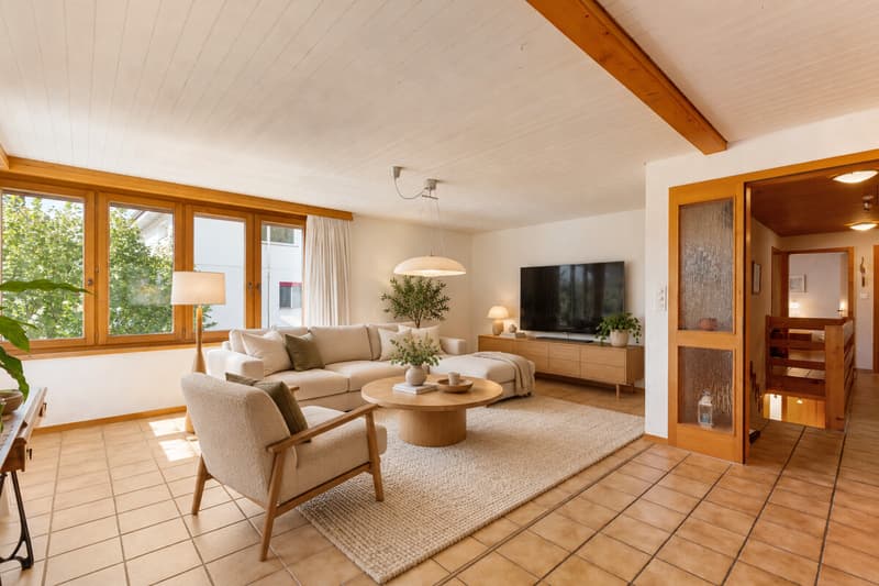 Modernes Wohnzimmer mit warmen Holzakzenten