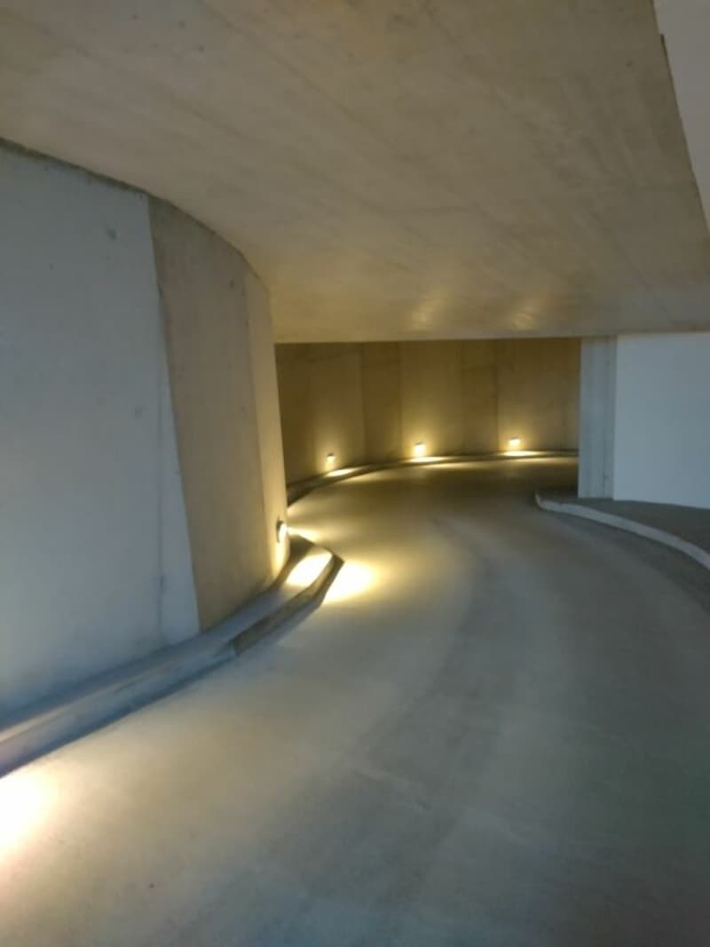 Place de parking dans garage dans un immeuble moderne à Obfelden (3)