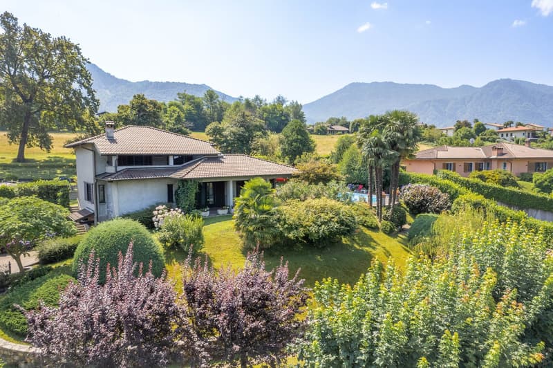 Detached house, brown roof, white walls, swimming pool, garden, mountain view