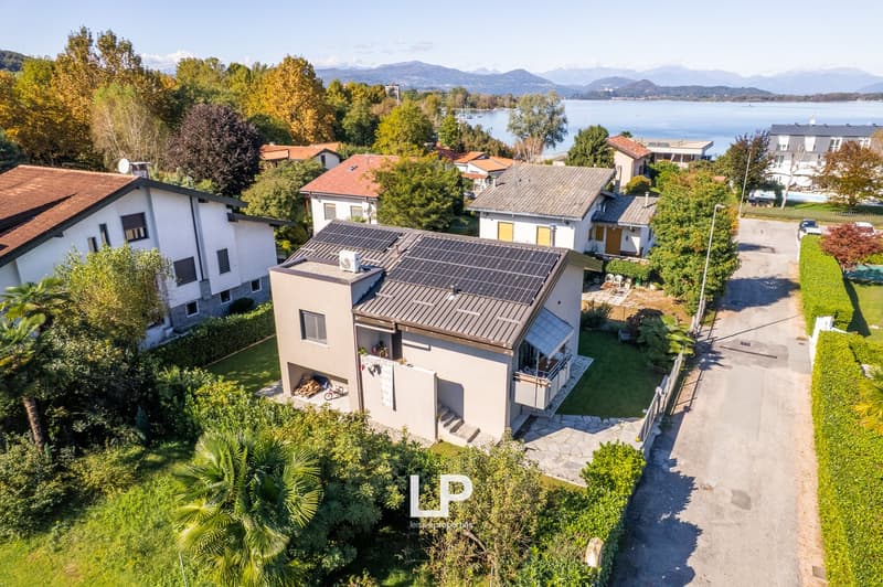 Detached house with solar panels, large garden, terrace, solar panels, parking