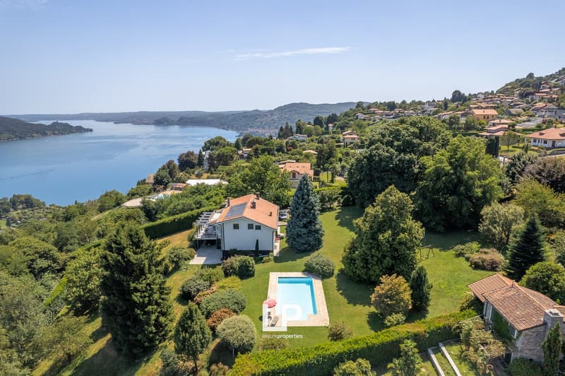 detached house, solar panels, swimming pool, view of the lake