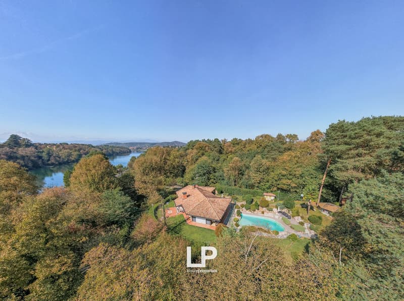Villa with pool, garden, elevated position, lake view