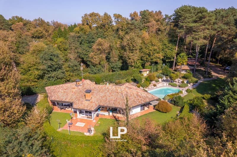 Detached house, large lawn, pool, several small buildings