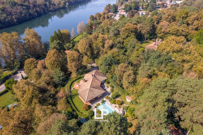 House located in the middle of lush greenery, private pool, and a breathtaking view of the river.