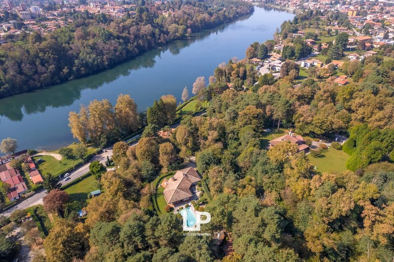 Luxury villa in an elevated position with stunning views of the river